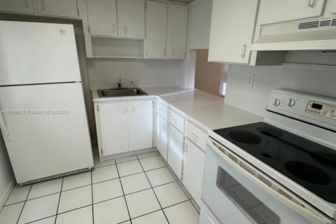 Condo in Miami Gardens, Florida, 1 bedroom № 2082171 - photo 4
