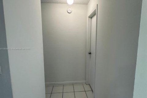 Condo in Miami Gardens, Florida, 1 bedroom № 2082171 - photo 7