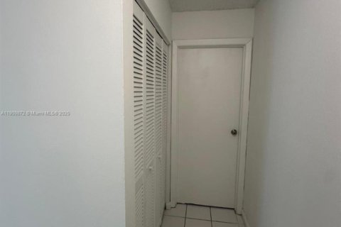 Condo in Miami Gardens, Florida, 1 bedroom № 2082171 - photo 2