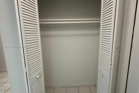Condo in Miami Gardens, Florida, 1 bedroom № 2082171 - photo 9