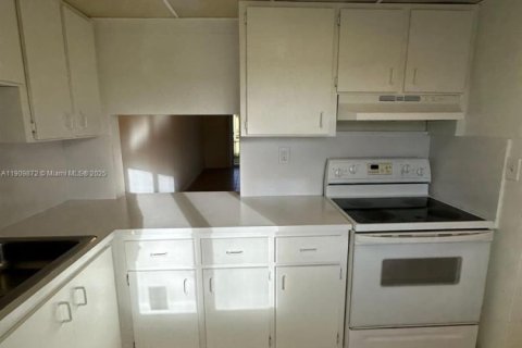 Condo in Miami Gardens, Florida, 1 bedroom № 2082171 - photo 3