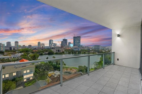 Condo in Saint Petersburg, Florida, 2 bedrooms  № 1909870 - photo 1