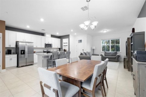 Townhouse in Winter Garden, Florida 3 bedrooms, 166.2 sq.m. № 2109353 - photo 11