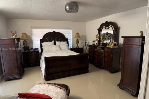 Casa en venta en Miami, Florida, 4 dormitorios, 165.46 m2 № 1750368 - foto 12