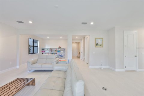House in Bradenton, Florida 5 bedrooms, 338.26 sq.m. № 2213414 - photo 11