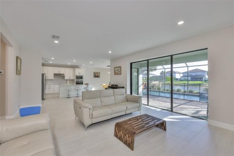 House in Bradenton, Florida 5 bedrooms, 338.26 sq.m. № 2213414 - photo 8