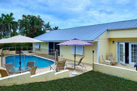 Villa ou maison à louer à Jensen Beach, Floride: 3 chambres, 144.18 m2 № 2439347 - photo 2