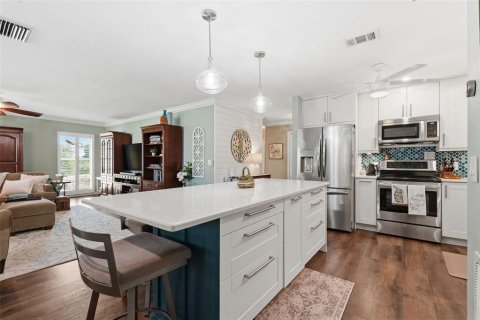 Condo in Seminole, Florida, 3 bedrooms № 2114510 - photo 12