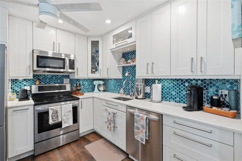 Condo in Seminole, Florida, 3 bedrooms № 2114510 - photo 11