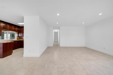 Снять в аренду виллу или дом в Пайнкрест, Флорида 4 спальни, 193.24м2, № 1956783 - фото 4