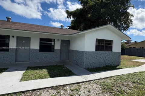 Casa en alquiler en West Park, Florida, 3 dormitorios, 209.03 m2 № 1947345 - foto 1