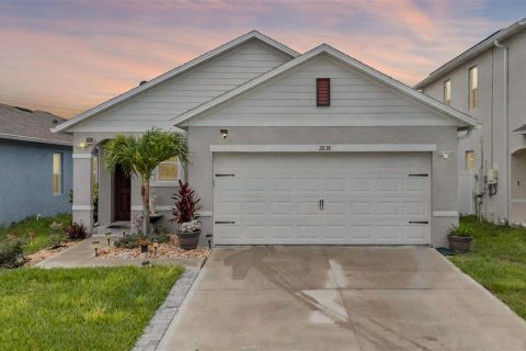 House in Saint Cloud, Florida 3 bedrooms, 139.45 sq.m. № 1771240 - photo 1
