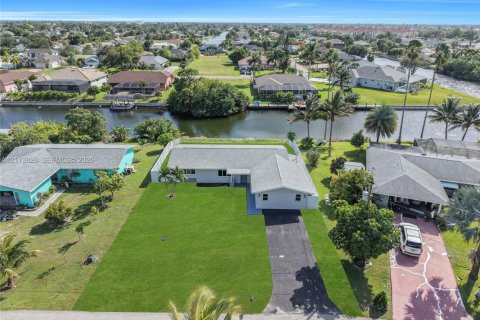 Villa ou maison à louer à Cape Coral, Floride: 4 chambres, 178 m2 № 2437520 - photo 3
