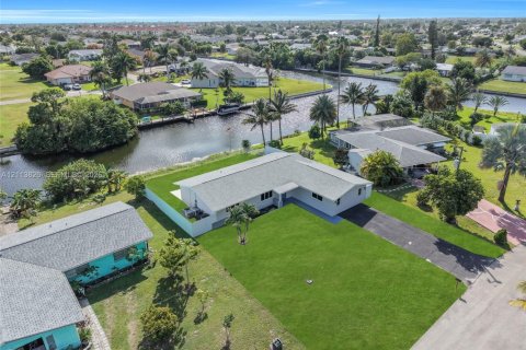 Villa ou maison à louer à Cape Coral, Floride: 4 chambres, 178 m2 № 2437520 - photo 5