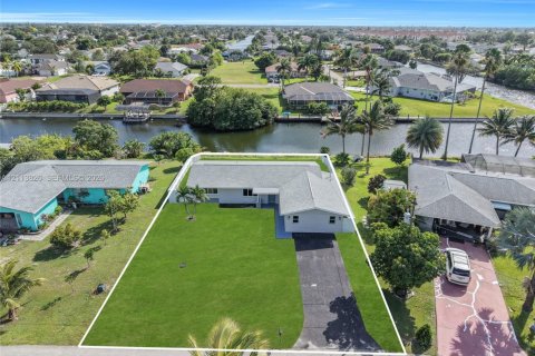 Villa ou maison à louer à Cape Coral, Floride: 4 chambres, 178 m2 № 2437520 - photo 4