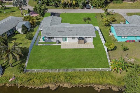 Villa ou maison à louer à Cape Coral, Floride: 4 chambres, 178 m2 № 2437520 - photo 8