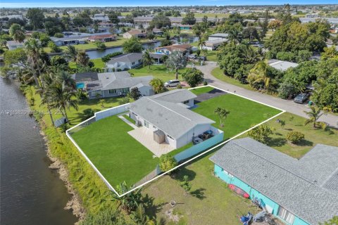 Villa ou maison à louer à Cape Coral, Floride: 4 chambres, 178 m2 № 2437520 - photo 7