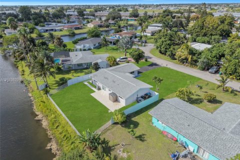 Villa ou maison à louer à Cape Coral, Floride: 4 chambres, 178 m2 № 2437520 - photo 6