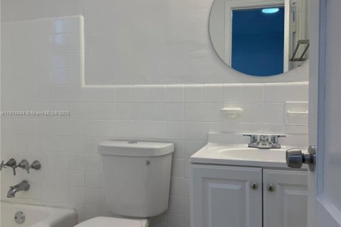 Снять в аренду виллу или дом в Майами, Флорида 1 спальня, 55.74м2, № 1974040 - фото 7