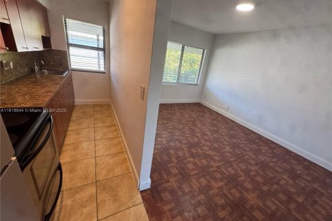 Снять в аренду виллу или дом в Майами, Флорида 1 спальня, 55.74м2, № 1974040 - фото 3