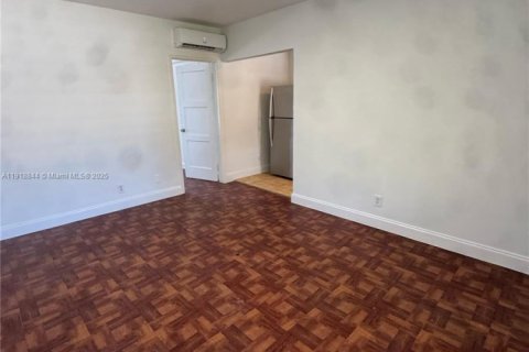 Снять в аренду виллу или дом в Майами, Флорида 1 спальня, 55.74м2, № 1974040 - фото 8