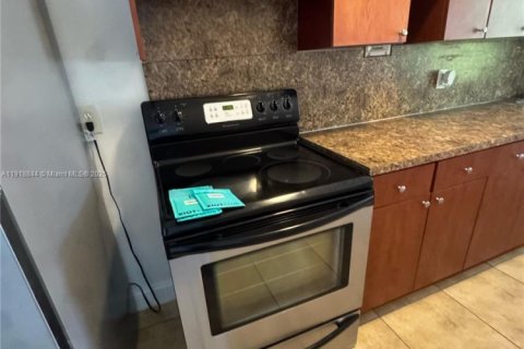 Снять в аренду виллу или дом в Майами, Флорида 1 спальня, 55.74м2, № 1974040 - фото 6