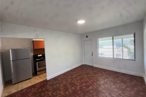 Снять в аренду виллу или дом в Майами, Флорида 1 спальня, 55.74м2, № 1974040 - фото 1