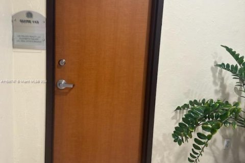 Office in Coral Gables, Florida № 1185602