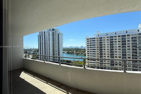 Condo in Miami Beach, Florida, 2 bedrooms № 2030955 - photo 12