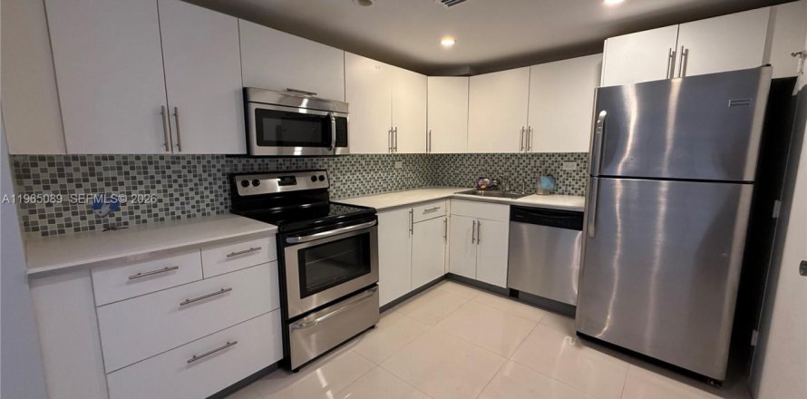 Condo in Miami Beach, Florida, 2 bedrooms № 2030955