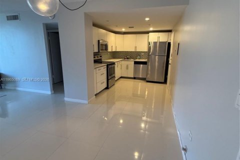 Condo in Miami Beach, Florida, 2 bedrooms № 2030955 - photo 3