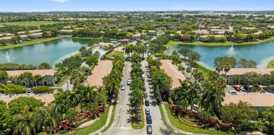 Townhouse in Homestead, Florida 3 bedrooms, 120.96 sq.m. № 2037578