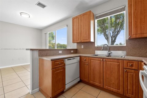 Townhouse in Homestead, Florida 3 bedrooms, 120.96 sq.m. № 2037578 - photo 24