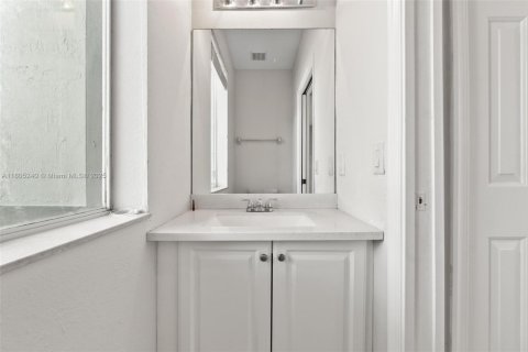 Townhouse in Homestead, Florida 3 bedrooms, 120.96 sq.m. № 2037578 - photo 16
