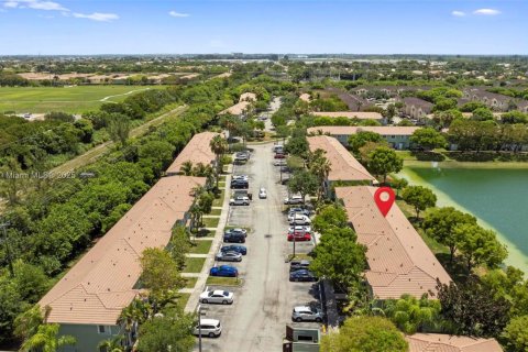 Townhouse in Homestead, Florida 3 bedrooms, 120.96 sq.m. № 2037578 - photo 6
