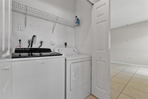 Townhouse in Homestead, Florida 3 bedrooms, 120.96 sq.m. № 2037578 - photo 15