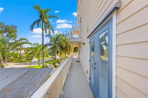 Casa en alquiler en Saint Petersburg, Florida, 3 dormitorios, 302.68 m2 № 1644442 - foto 5