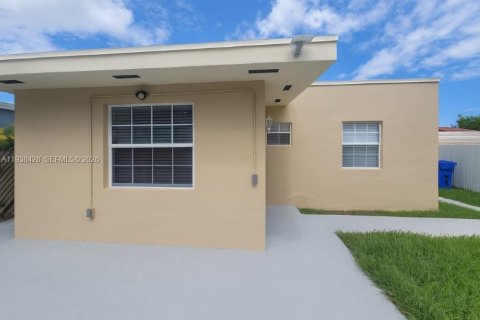 Villa ou maison à louer à Miami, Floride: 2 chambres, 60.39 m2 № 1996034 - photo 3