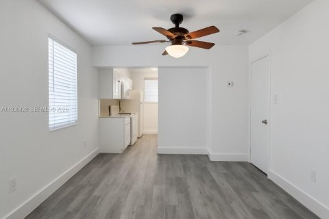 Villa ou maison à louer à Miami, Floride: 2 chambres, 60.39 m2 № 1996034 - photo 5