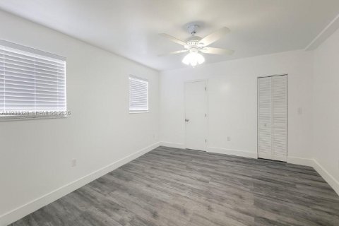 Villa ou maison à louer à Miami, Floride: 2 chambres, 60.39 m2 № 1996034 - photo 10