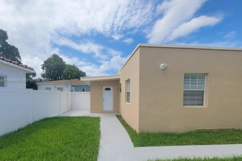 Villa ou maison à louer à Miami, Floride: 2 chambres, 60.39 m2 № 1996034 - photo 2