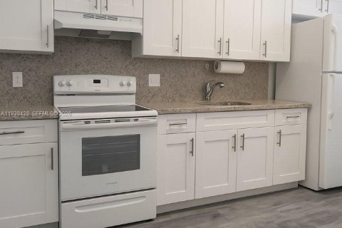 Villa ou maison à louer à Miami, Floride: 2 chambres, 60.39 m2 № 1996034 - photo 8