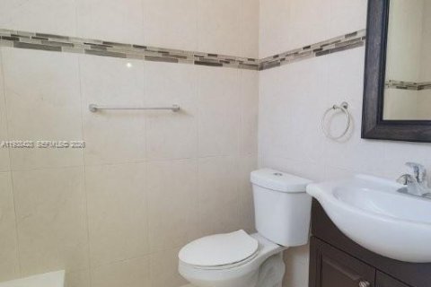 Villa ou maison à louer à Miami, Floride: 2 chambres, 60.39 m2 № 1996034 - photo 12
