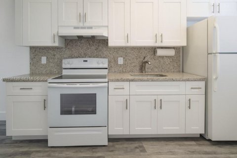 Villa ou maison à louer à Miami, Floride: 2 chambres, 60.39 m2 № 1996034 - photo 7