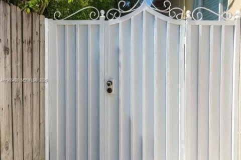 Villa ou maison à louer à Miami, Floride: 2 chambres, 60.39 m2 № 1996034 - photo 16