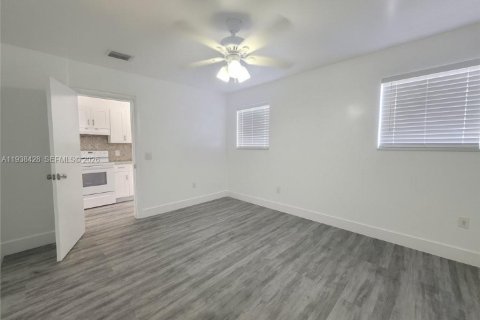 Villa ou maison à louer à Miami, Floride: 2 chambres, 60.39 m2 № 1996034 - photo 9