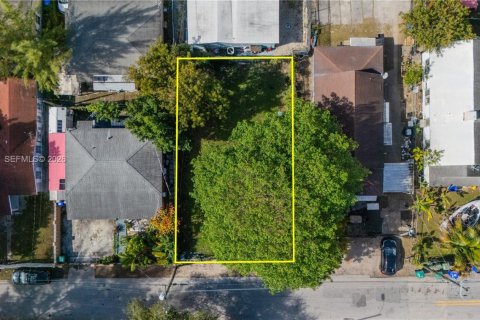 Propiedad comercial en venta en Miami, Florida № 2153332 - foto 8