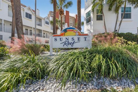 Touwnhouse à vendre à Redington Shores, Floride: 2 chambres, 114.92 m2 № 2147534 - photo 4