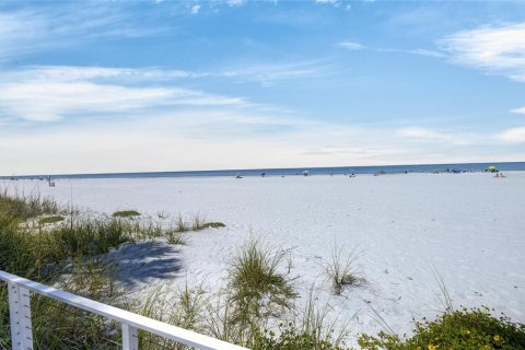 Touwnhouse à vendre à Redington Shores, Floride: 2 chambres, 114.92 m2 № 2147534 - photo 3