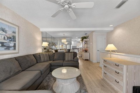 Touwnhouse à vendre à Redington Shores, Floride: 2 chambres, 114.92 m2 № 2147534 - photo 10